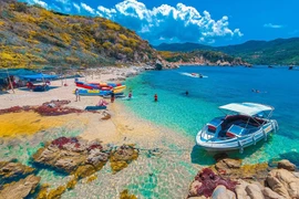 Vịnh Vĩnh Hy: Viên ngọc bích giữa miền nắng gió Ninh Thuận