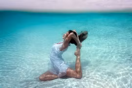6 lợi ích tuyệt vời của yoga dưới nước đối với sức khỏe và vóc dáng