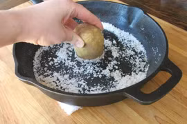 Mách bạn mẹo phục hồi khả năng chống dính của chảo bằng nguyên liệu trong bếp