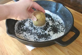 Mách bạn mẹo phục hồi khả năng chống dính của chảo bằng nguyên liệu trong bếp