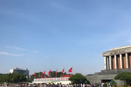 Đông đảo đồng bào xếp hàng vào Lăng viếng Bác trong ngày Quốc khánh 2/9