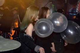 Thiếu nữ 15 tuổi bị tổn thương thần kinh tủy sống do hít bóng cười