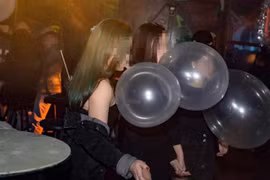 Thiếu nữ 15 tuổi bị tổn thương thần kinh tủy sống do hít bóng cười