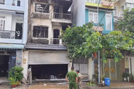 Cháy nhà lúc nửa đêm ở TP.HCM, 1 người tử vong, 2 người bị thương