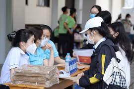 Nhập học có phải xuất trình sổ hộ khẩu?