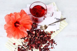 Mách bạn 8 tuyệt chiêu chăm sóc tóc từ hoa dâm bụt 