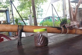  Say thuốc lào, người đàn ông ngã quỵ xuống đất, gãy xương đòn vai