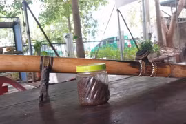  Say thuốc lào, người đàn ông ngã quỵ xuống đất, gãy xương đòn vai