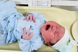 Bé trai chào đời nặng 5,6kg tại Quảng Ninh