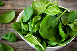 Rau chân vịt cực bổ dưỡng nhưng nếu ăn sai cách sẽ gây hại sức khỏe