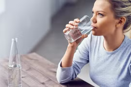 Vì sao nên uống nhiều nước hơn vào mùa đông?