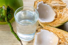 Tại sao nên rửa mặt bằng nước dừa vào mùa hè?