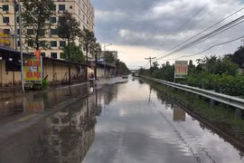 Hà Nội: Nguy cơ mất an toàn giao thông trên đoạn đường thường xuyên ngập nước