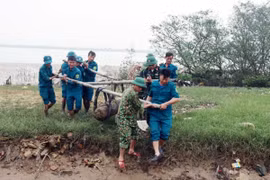 Xuất hiện quả bom "khủng" còn nguyên kíp nổ trôi trên sông Lam