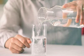 Có nên uống nước đun sôi để nguội qua đêm?