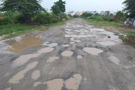 Con đường có nhiều… “hố bom”!
