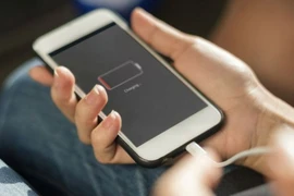 Cảnh báo nguy hiểm thói quen vừa sử dụng điện thoại vừa sạc pin