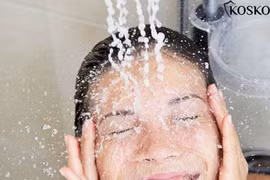 5 tác hại khi rửa mặt dưới vòi hoa sen nên dừng ngay