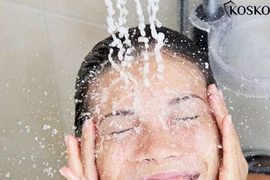 5 tác hại khi rửa mặt dưới vòi hoa sen nên dừng ngay