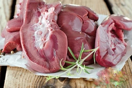 Bỏ túi 4 mẹo 'đánh bay' mùi hôi khỏi cật heo đơn giản dễ làm