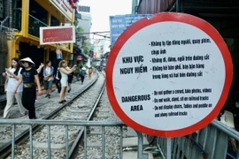 Cà phê đường tàu Hà Nội “lách luật” đón khách