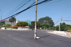 Nguy hiểm cây cột điện "mọc" giữa đường