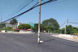 Nguy hiểm cây cột điện "mọc" giữa đường