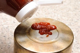 Mách bạn mẹo làm sạch dụng cụ nhà bếp bằng tương cà