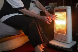 Mùa đông, bí quyết sử dụng đèn sưởi an toàn và tiết kiệm điện