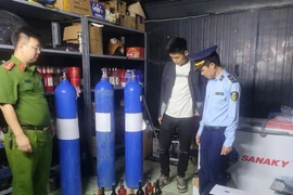 Thu giữ 12.000 quả bóng và trên 100 bình khí NO2 dùng sản xuất "bóng cười"