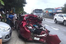 Dừng đèn đỏ, xe con bị đâm biến dạng