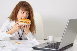  7 thói quen xấu gây béo bụng, tăng cân chị em văn phòng thường mắc phải
