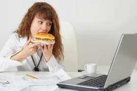  7 thói quen xấu gây béo bụng, tăng cân chị em văn phòng thường mắc phải