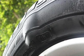 Dấu hiệu cảnh báo lốp xe ô tô có vấn đề, cần thay mới
