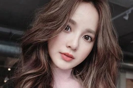 Bỏ túi 5 mẹo chăm sóc tóc xoăn khô cứng trở nên mềm mượt