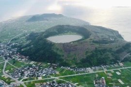 Khám phá hồ nước ngọt trên miệng núi lửa duy nhất ở Việt Nam