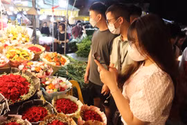 Chợ hoa đêm lớn nhất Hà Nội nhộn nhịp dịp 20/10