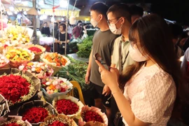 Chợ hoa đêm lớn nhất Hà Nội nhộn nhịp dịp 20/10