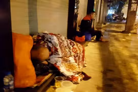 Tết đến cửa nhà nhưng với nhiều người Tết vẫn ngoài vỉa hè