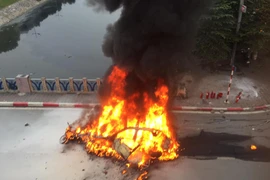 Va chạm với xe máy, ô tô Mercedes tiền tỷ cháy rụi, 1 phụ nữ tử vong