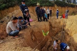 Xác định danh tính đối tượng đổ trộm chất thải nguy hại trên núi Sóc Sơn