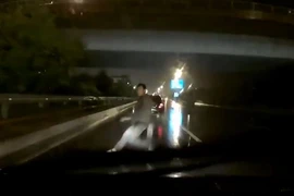 Chạy bộ qua đường gây tai nạn, người đàn ông ăn vạ đòi tiền