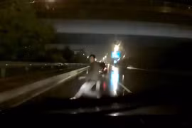 Chạy bộ qua đường gây tai nạn, người đàn ông ăn vạ đòi tiền