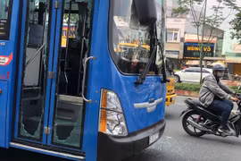 Vác hung khí đập vỡ kính xe buýt Sài Gòn: Hung thủ là ai?