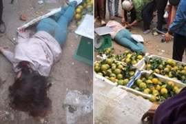 Mặc cả không thành, cô gái xô xát với bà chủ rồi lăn đùng ra giả chết