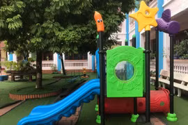 Vụ bé trai tử vong do kẹt đầu khi chơi cầu trượt: Triệu tập 3 cô giáo