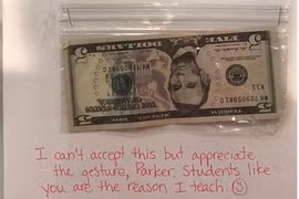 Lo lương giáo viên không đủ sống, nam sinh tặng tiền cho cô