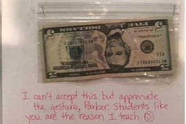 Lo lương giáo viên không đủ sống, nam sinh tặng tiền cho cô