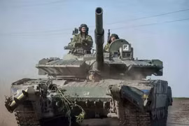 Ukraine mang xe tăng chiến lợi phẩm ra diễu hành "Ngày Chiến Thắng"