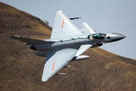 Sợ gì mà Mỹ quyết ngăn chặn Trung Quốc bán máy bay J-10C cho Iran?